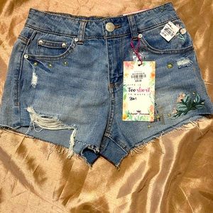NWT Almost Famous High Rise Ladies JR size 3 denim shorts w/embroidered design